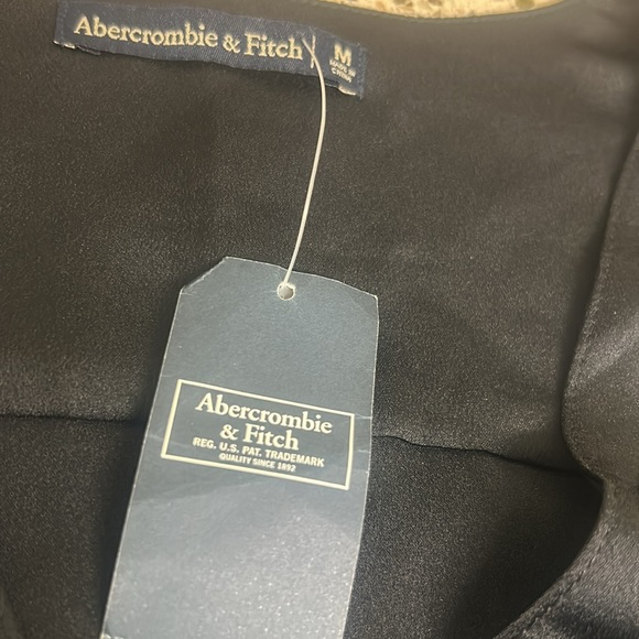 8 HOUR SALE!! NWT!!  Abercrombie & Fitch Satin Wrap Blouse Long Sleeve Black M - Picture 3 of 10